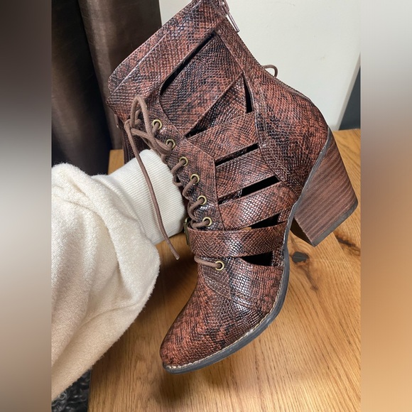 Coconuts by Matisse brown snakeskin bootie lace up/buckles/cut out/heel NEW 7M - Picture 7 of 13